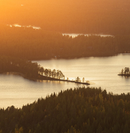 Auringonlasku ja järvet Kuusamossa. Kuva Philipp Heigel.