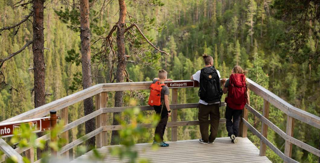 Koko perheen retkeilyä Oulangan kansallispuistossa, Kallioportti, kuva Jani Kärppä
