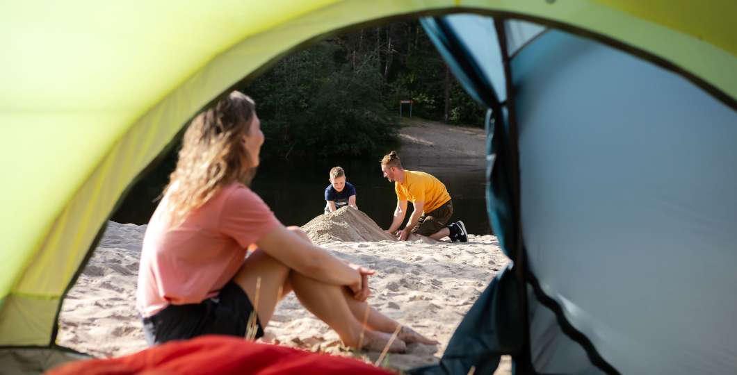Perhe telttailee Oulangan kansallispuistossa Kuusamossa. Kuva Jani Kärppä