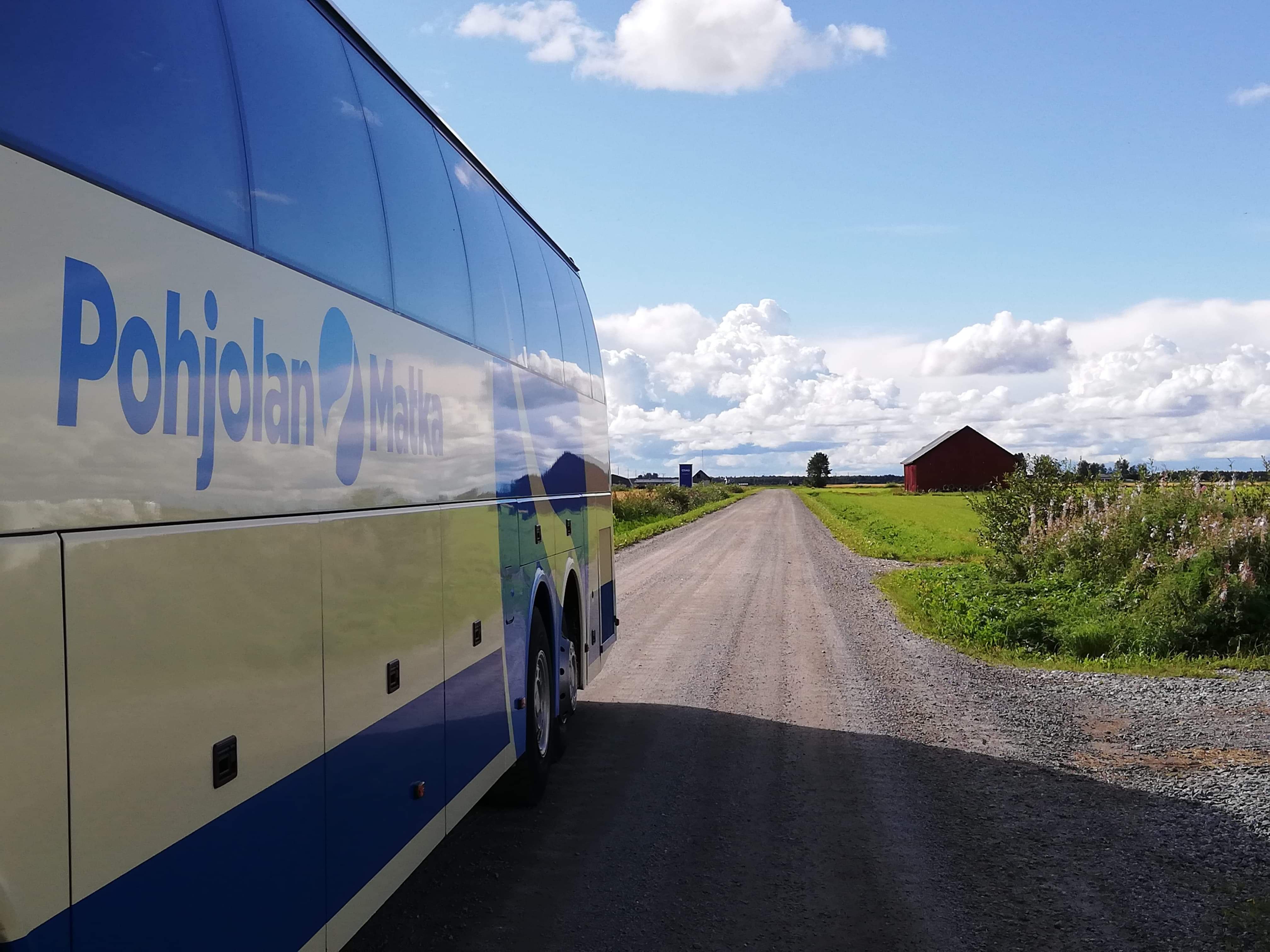 Pohjolan Matkan bussi maalaismaisemassa