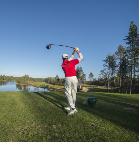 Golffarin avauslyönti Kuusamon Golfin väylällä