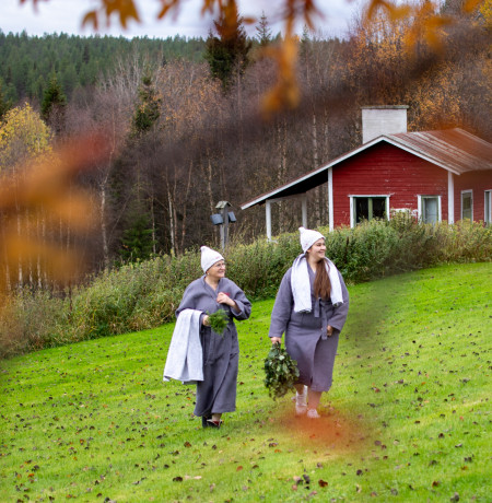 Naiset saunatakeissa Pohjolan Pirtin pihamaalla, kuva Salla Karhumaa