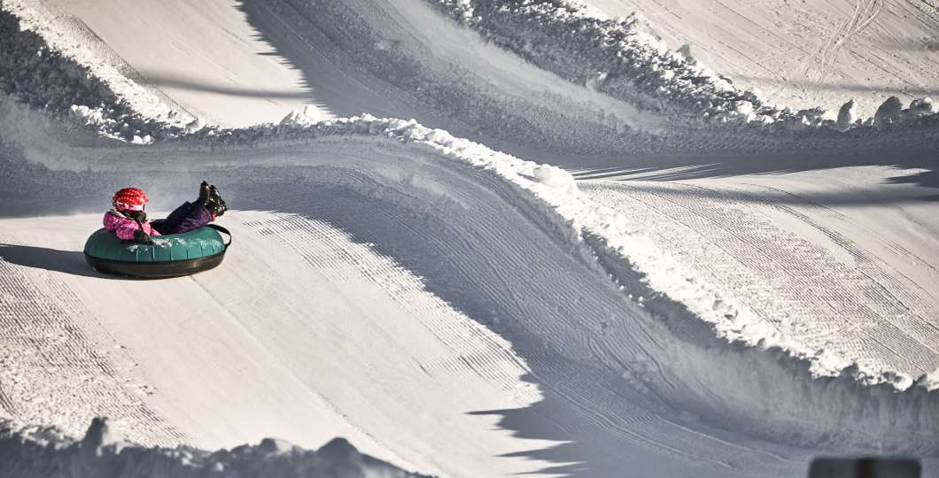 Snow_tubing_family_park