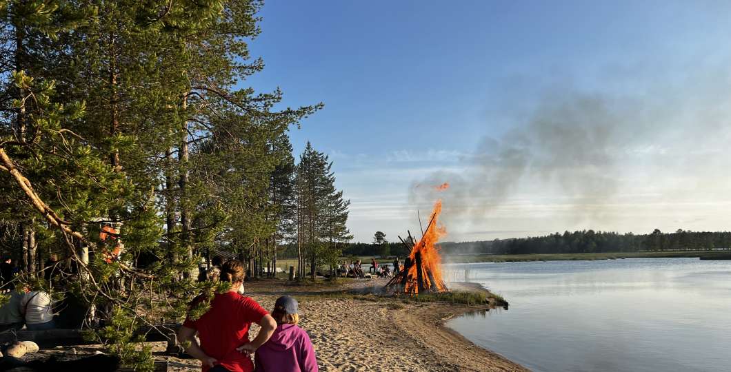Juhannuskokko Juumajärven rannalla