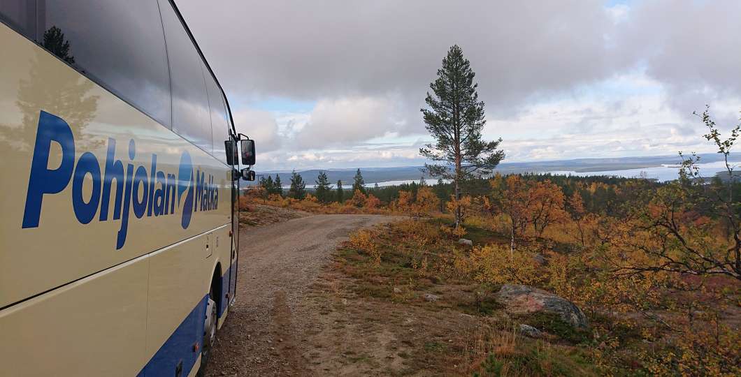 Bussi ruskamaisemassa. Kuva: Pohjolan Matka