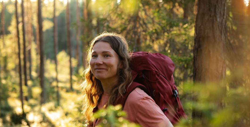 Nainen retkeilemässä Oulangan kansallispuistossa, kuva Jani Kärppä